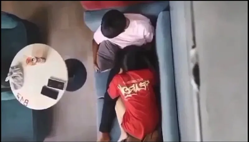Quay lén bạn gái bú mút cho con ghệ nơi công cộng
